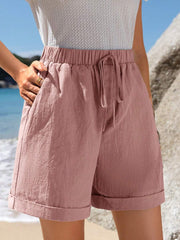 Pantalones cortos informales de verano de algodón verde con cintura elástica, dobladillo enrollado y bolsillos inclinados para mujer de Emery Rose