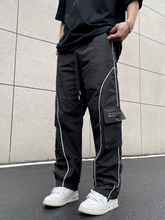 Pantalones cargo TECCULI Manfinity EMRG con parche reflectante para hombre, holgados, largos, negros lisos, para salir, estilo urbano, Hypemode, para la vuelta al cole.