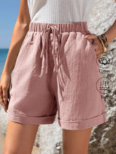 Pantalones cortos informales de verano de algodón verde con cintura elástica, dobladillo enrollado y bolsillos inclinados para mujer de Emery Rose