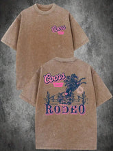 Rodeo. Convertirse en un vaquero del oeste es algo de lo que enorgullecerse. Esta moderna camiseta de algodón lavado de 230 g con estampado de vaquero del oeste es una pieza única, hecha de algodón estampado de alta calidad para hombre en verano. Es AR.