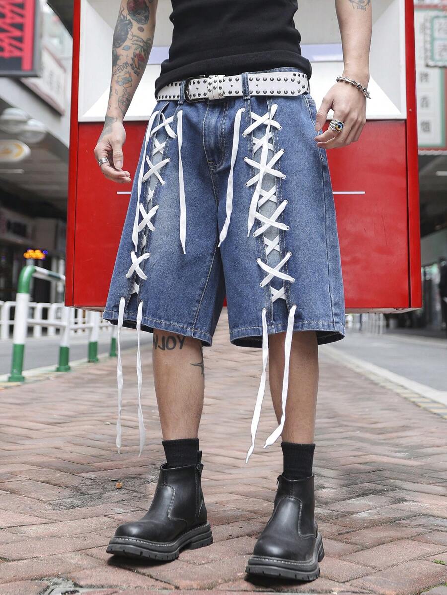 Bermudas Manfinity EMRG para hombre, de mezclilla de lavado medio, con detalle de cordones blancos y bolsillos, estilo vanguardista.
