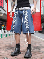 Bermudas Manfinity EMRG para hombre, de mezclilla de lavado medio, con detalle de cordones blancos y bolsillos, estilo vanguardista.