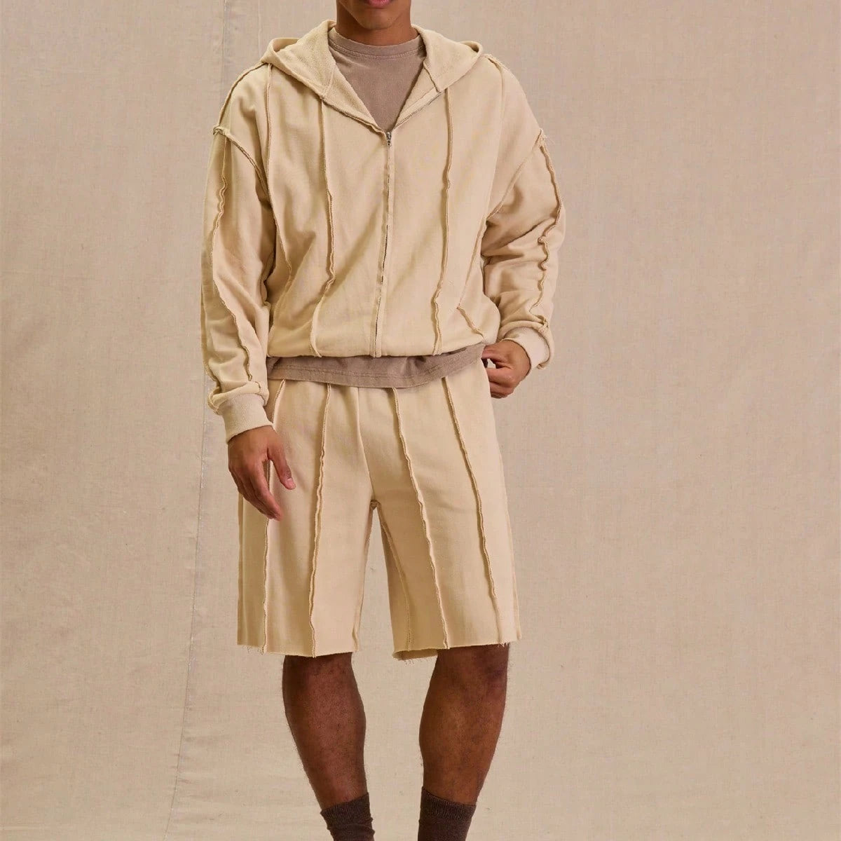 Sudadera con capucha y cremallera con puños y detalle de costura Musero únicamente