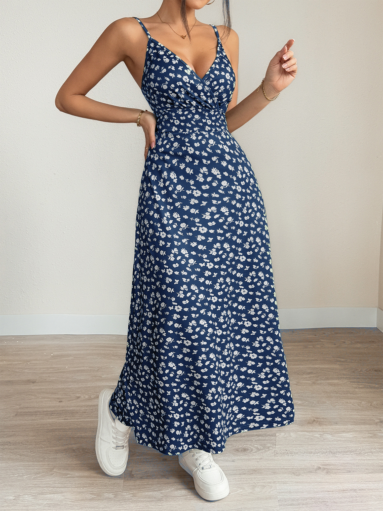 Vestido camisola cruzado sin espalda con estampado floral de TECCULI VCAY