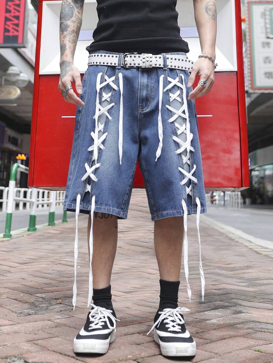Bermudas Manfinity EMRG para hombre, de mezclilla de lavado medio, con detalle de cordones blancos y bolsillos, estilo vanguardista.