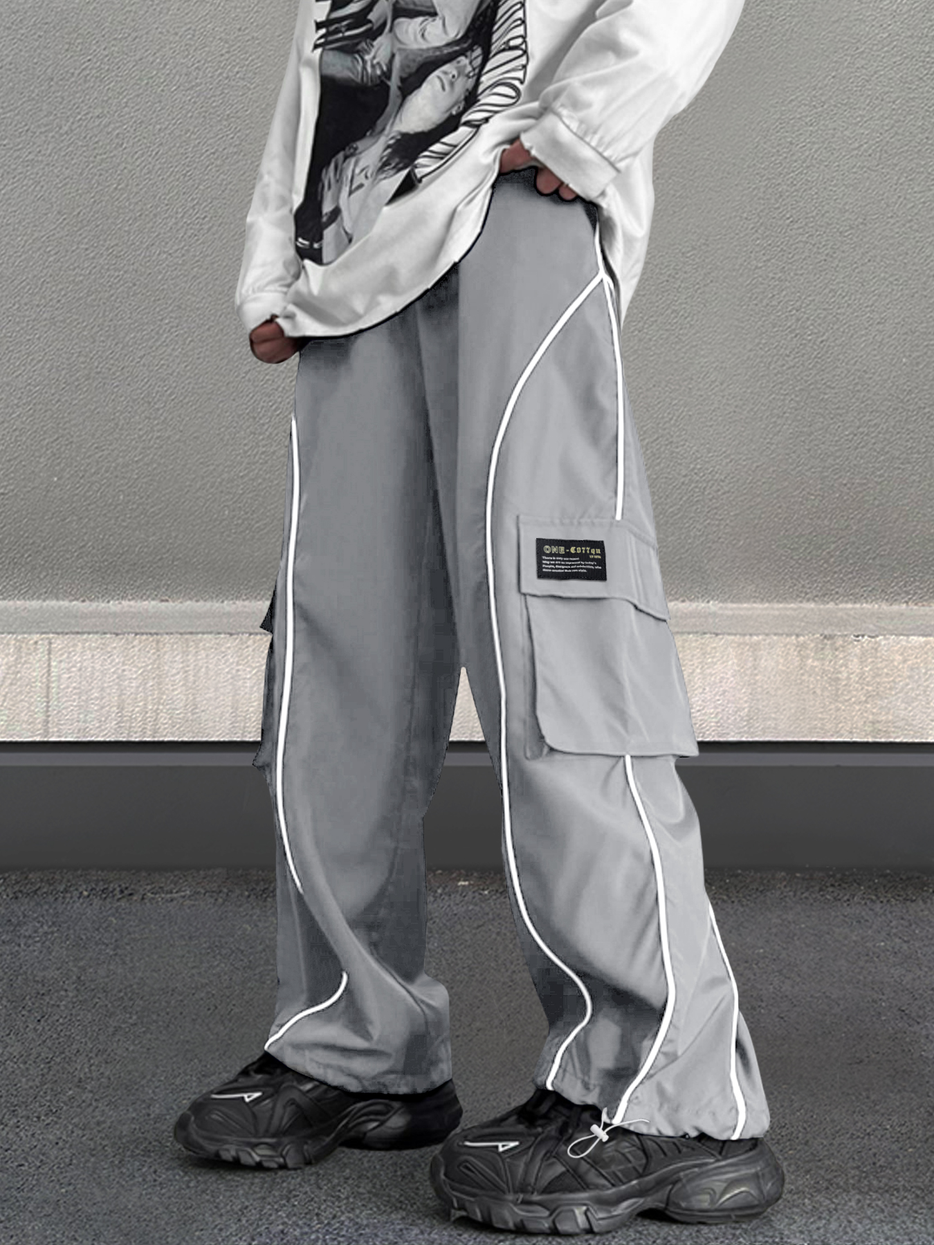 Pantalones cargo TECCULI Manfinity EMRG con parche reflectante para hombre, holgados, largos, negros lisos, para salir, estilo urbano, Hypemode, para la vuelta al cole.