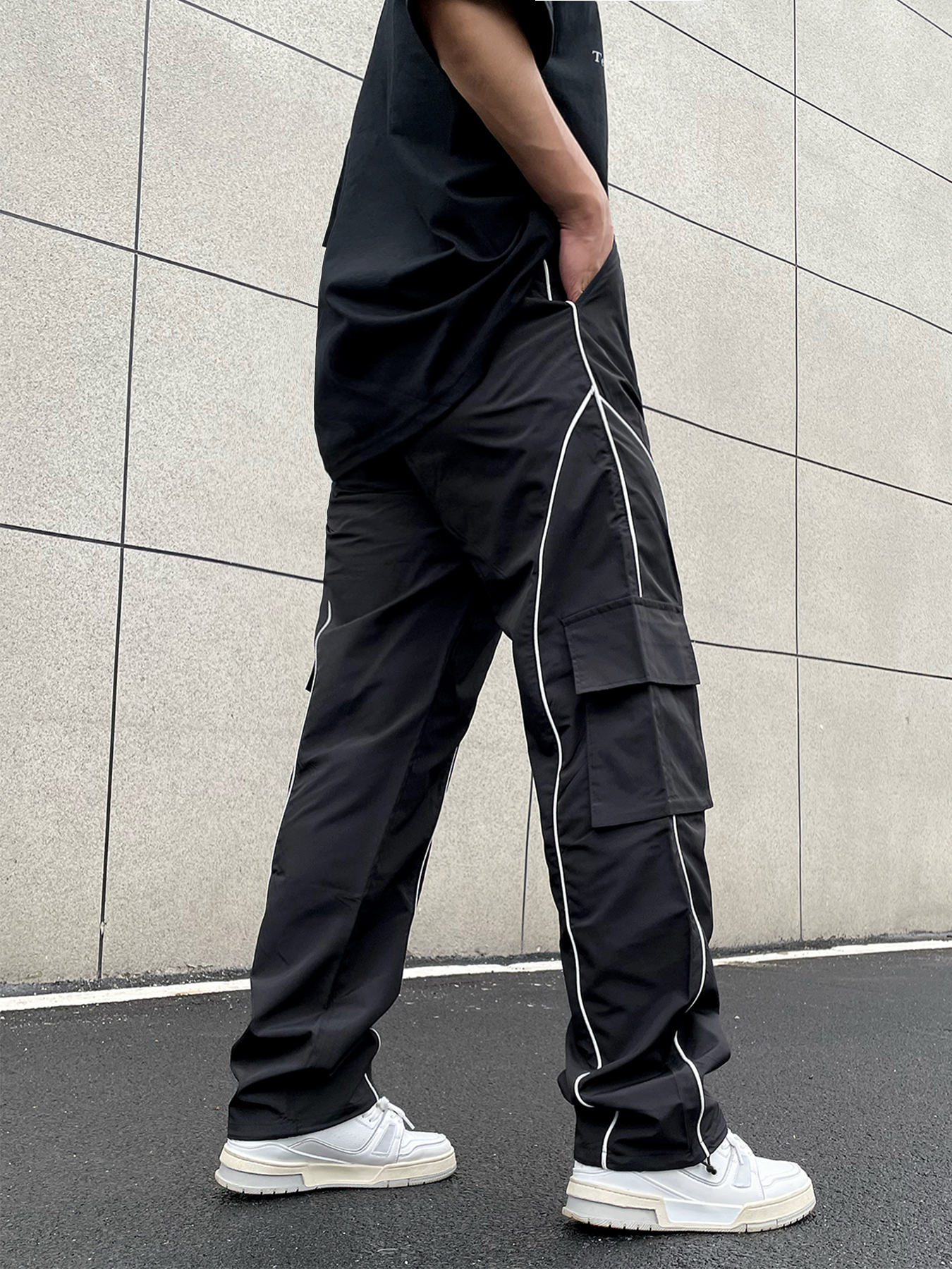 Pantalones cargo TECCULI Manfinity EMRG con parche reflectante para hombre, holgados, largos, negros lisos, para salir, estilo urbano, Hypemode, para la vuelta al cole.