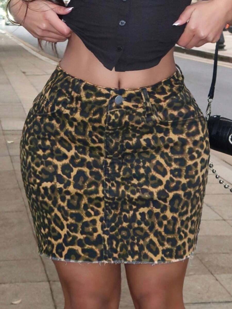 Falda vaquera elástica de color liso, estilo lápiz, con dobladillo sin rematar, corte ajustado, informal y elegante.