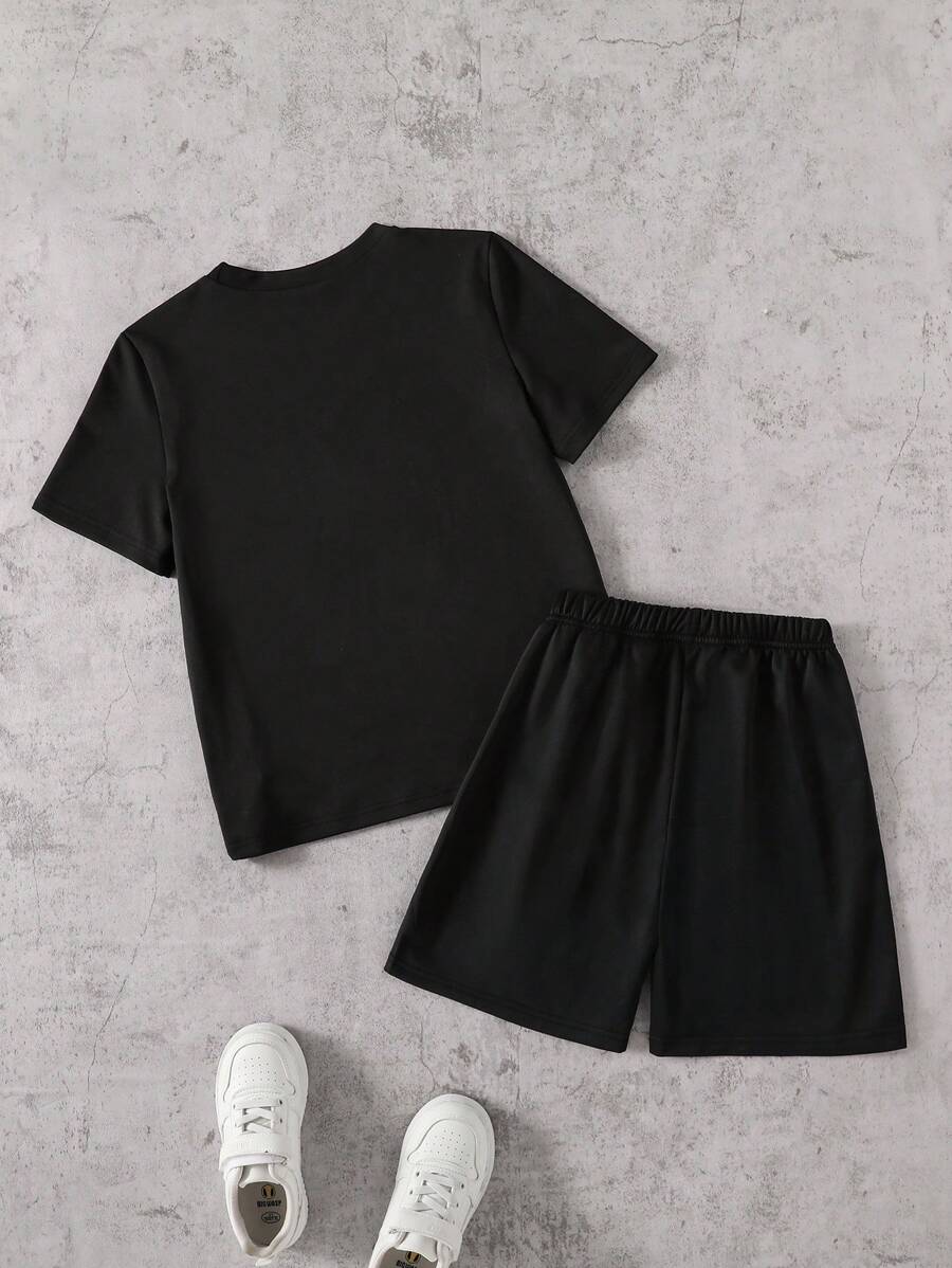 Conjunto informal de 2 piezas para niño: camiseta holgada de manga corta con estampado de letras y pantalones cortos deportivos holgados con estampado de arce, verano
