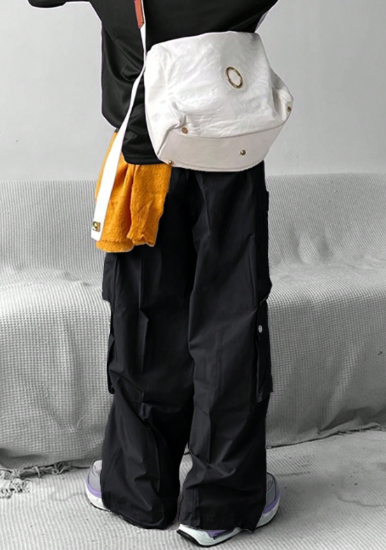 Pantalones cargo casuales TECCULI para hombre: corte holgado y cómodo, diseño multibolsillos con detalle de botones, perfectos para exteriores e informales.