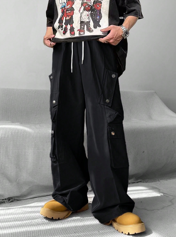 Pantalones cargo casuales TECCULI para hombre: corte holgado y cómodo, diseño multibolsillos con detalle de botones, perfectos para exteriores e informales.