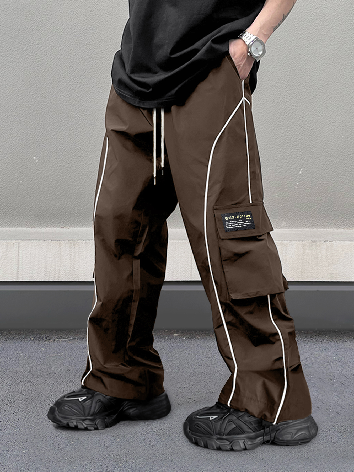 Pantalones cargo TECCULI Manfinity EMRG con parche reflectante para hombre, holgados, largos, negros lisos, para salir, estilo urbano, Hypemode, para la vuelta al cole.