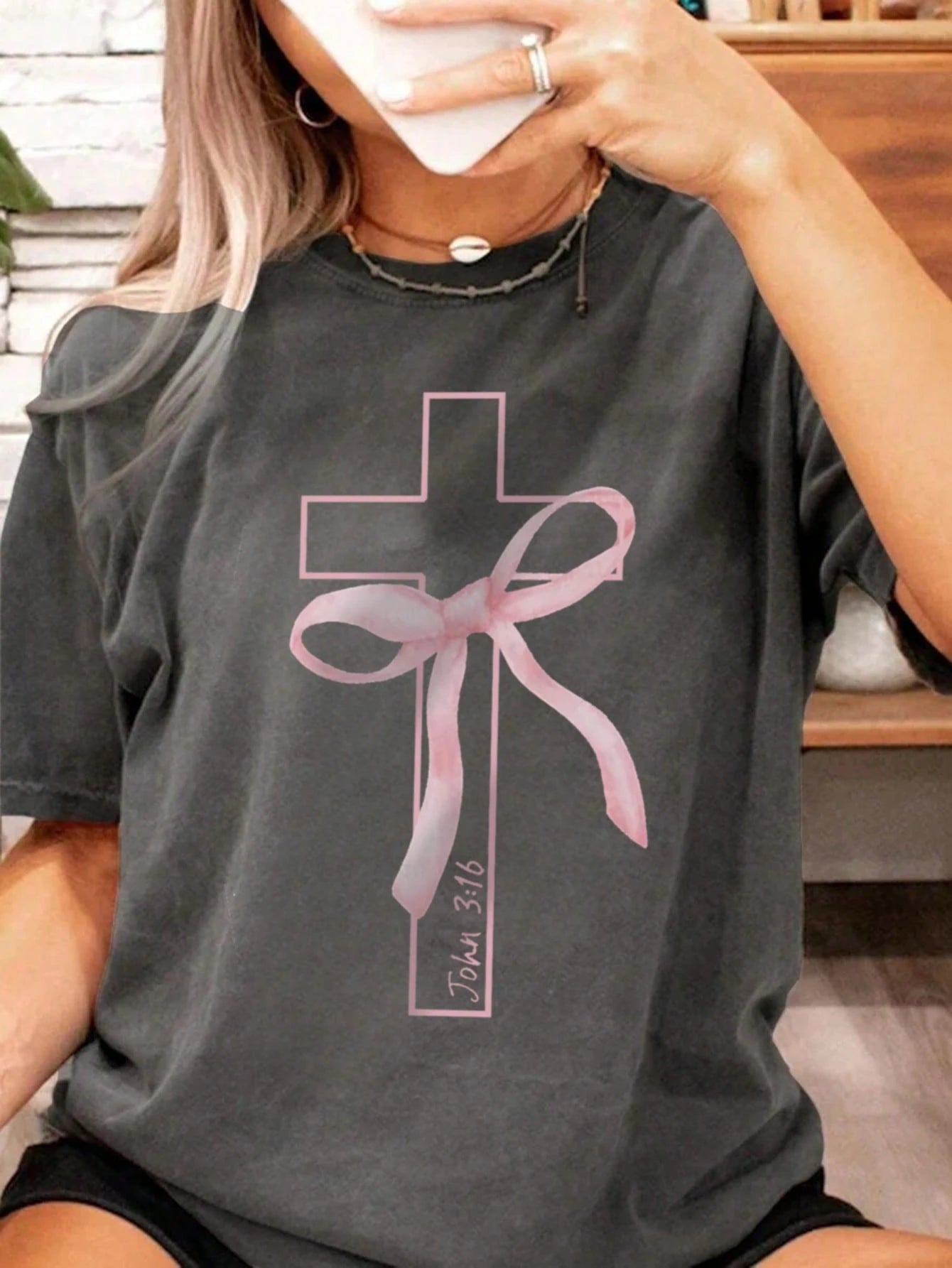 Camiseta informal de manga corta con cuello redondo y estampado gráfico para niña, ideal para estudiantes de verano. Diseño artístico que inspira imaginación y autoexpresión.
