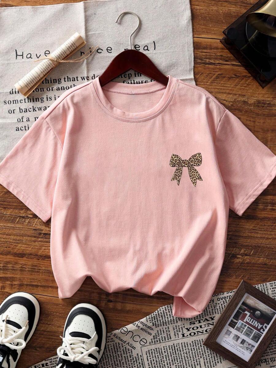 Camiseta de manga corta extragrande con estampado de leopardo y lazo para niña preadolescente, cómoda y moderna para el verano.