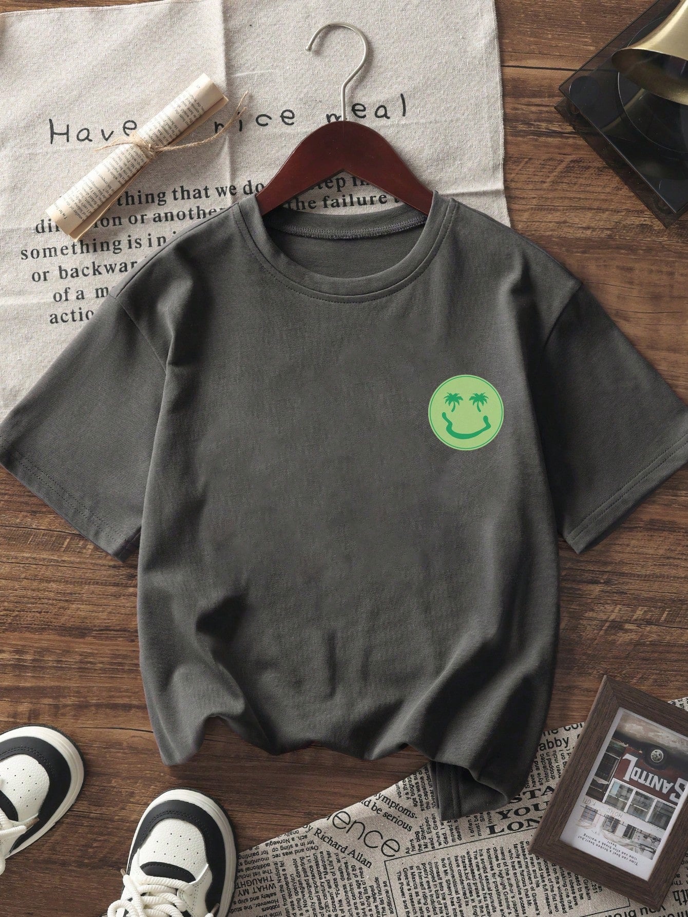 Camiseta de manga corta con estampado de palmera y cara sonriente para niño preadolescente, ideal para jugar en la playa.