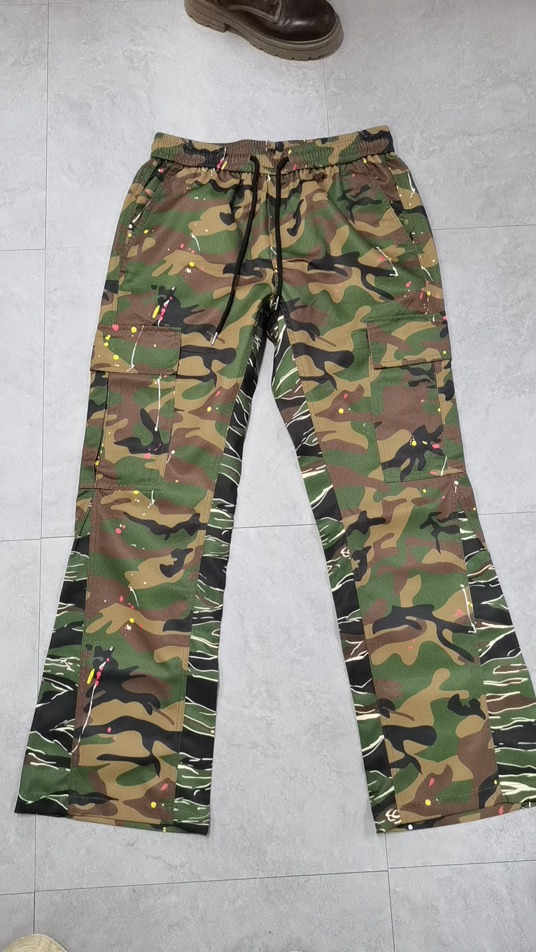 TECCULI - Mono acampanado con múltiples bolsillos, estampado de camuflaje, estilo neutro versátil, para las cuatro estaciones, holgado, informal, recto, para hombre, nuevos productos