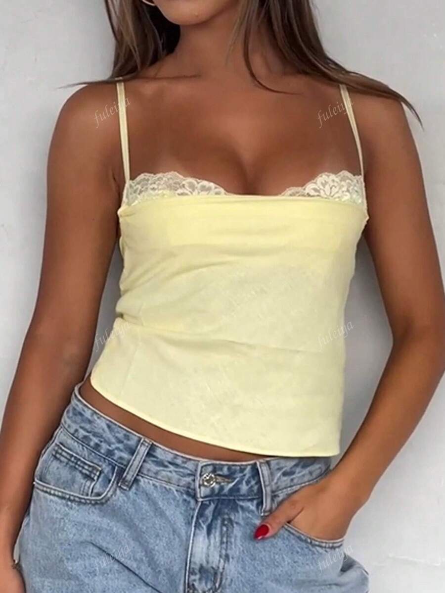 Camisola de encaje con patchwork en color amarillo crema, color liso, ideal para verano.