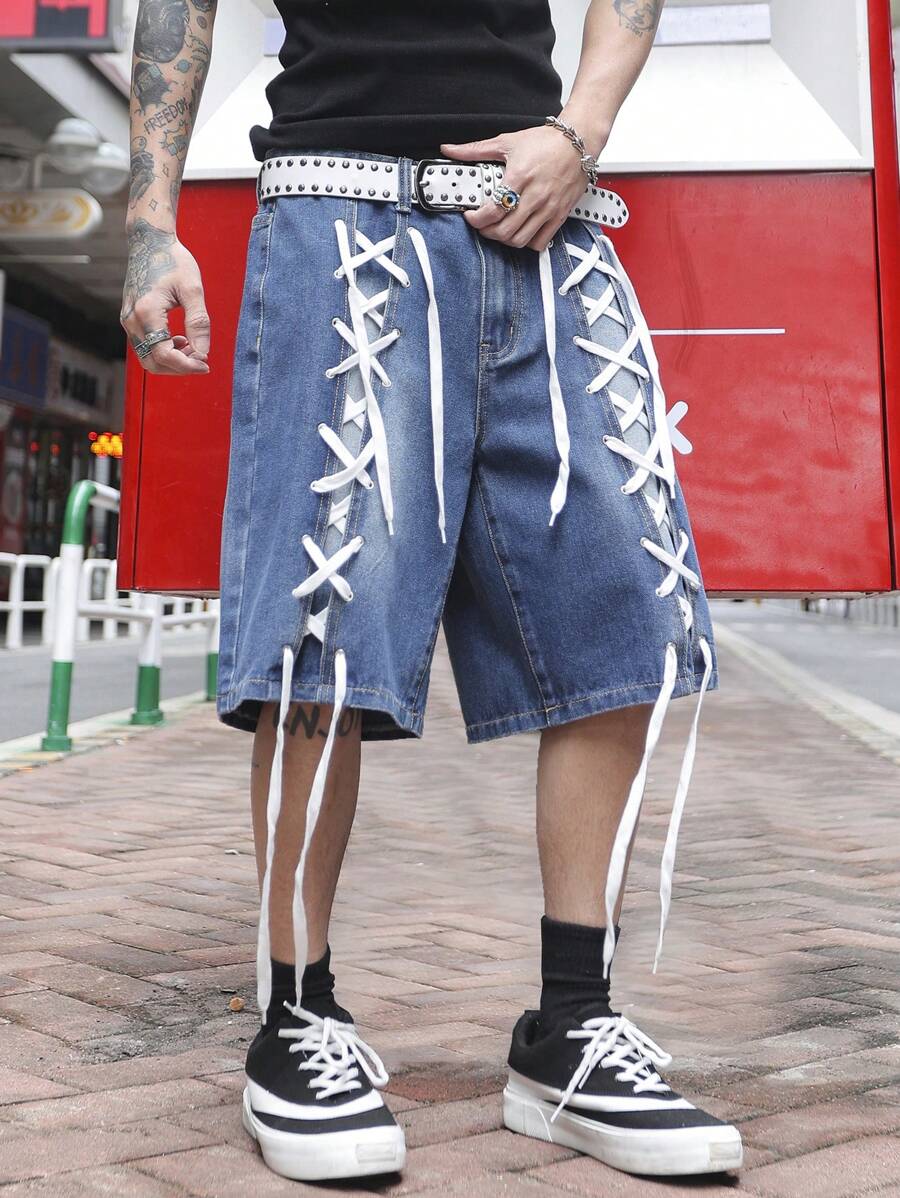 Bermudas Manfinity EMRG para hombre, de mezclilla de lavado medio, con detalle de cordones blancos y bolsillos, estilo vanguardista.