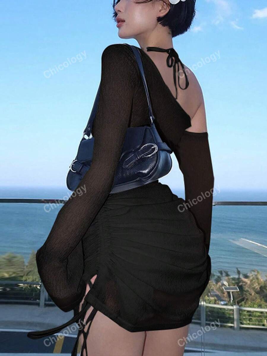 Vestido asimétrico con cuello y mangas acampanadas laterales y cordón ajustable, sin sujetador