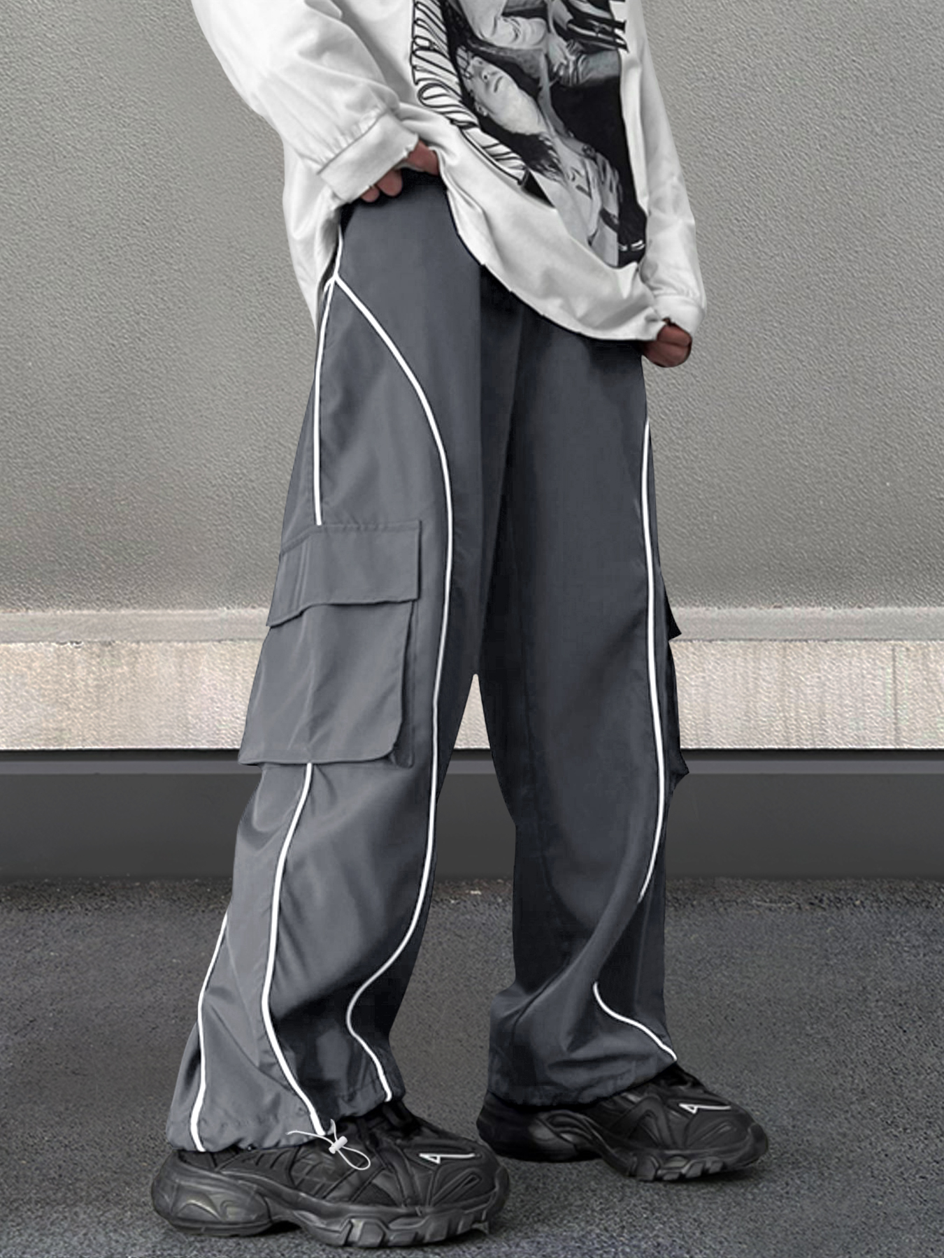 Pantalones cargo TECCULI Manfinity EMRG con parche reflectante para hombre, holgados, largos, negros lisos, para salir, estilo urbano, Hypemode, para la vuelta al cole.