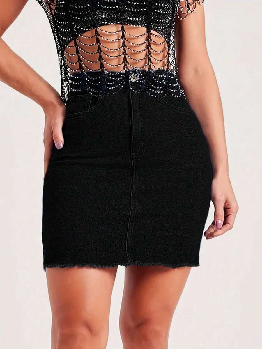 Falda vaquera elástica de color liso, estilo lápiz, con dobladillo sin rematar, corte ajustado, informal y elegante.