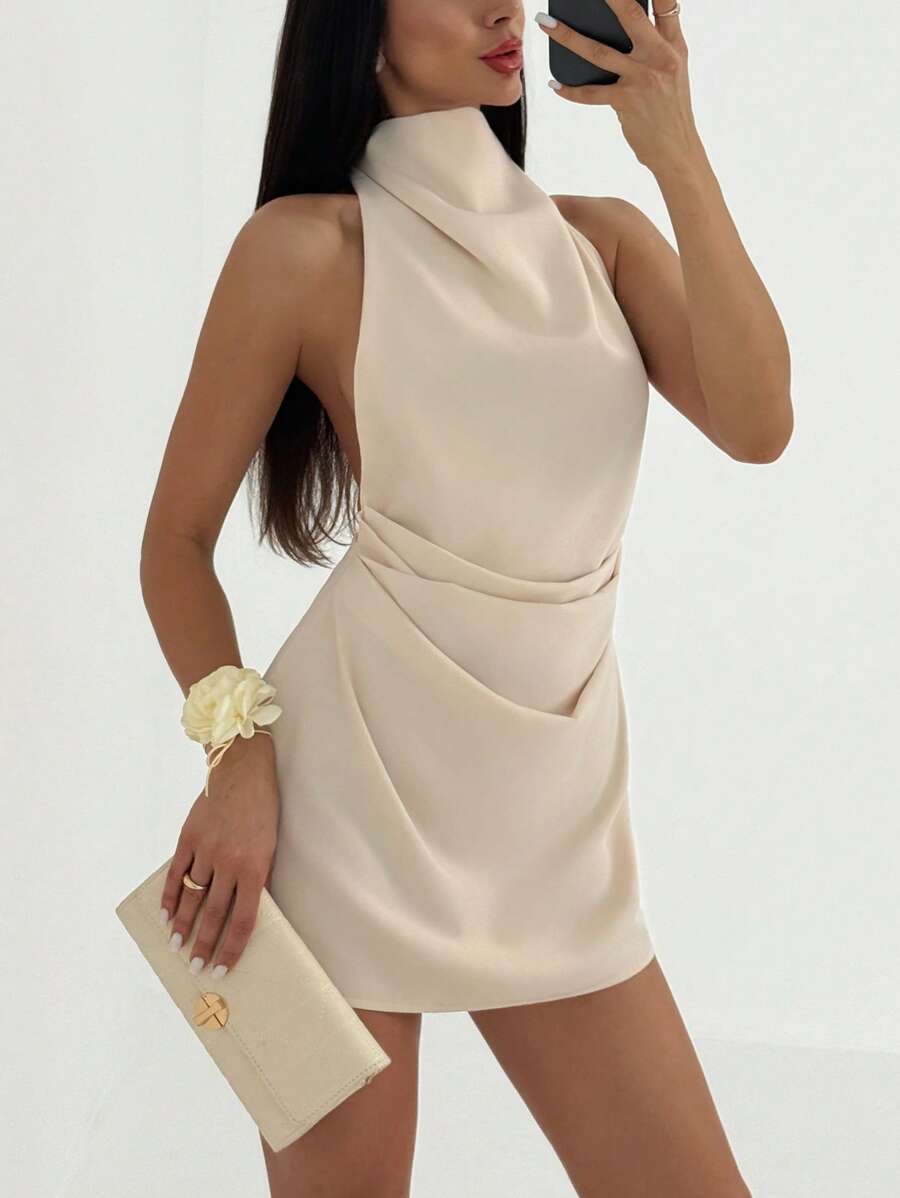 Vestido mini plisado minimalista de alta gama Aloruh con espalda descubierta y entrecruzado en color albaricoque. Vestidos de fiesta para mujer. Conjuntos de club sexys para mujer.