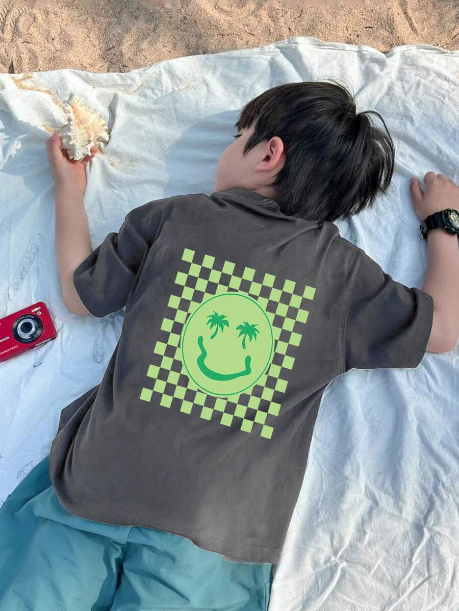 Camiseta de manga corta con estampado de palmera y cara sonriente para niño preadolescente, ideal para jugar en la playa.