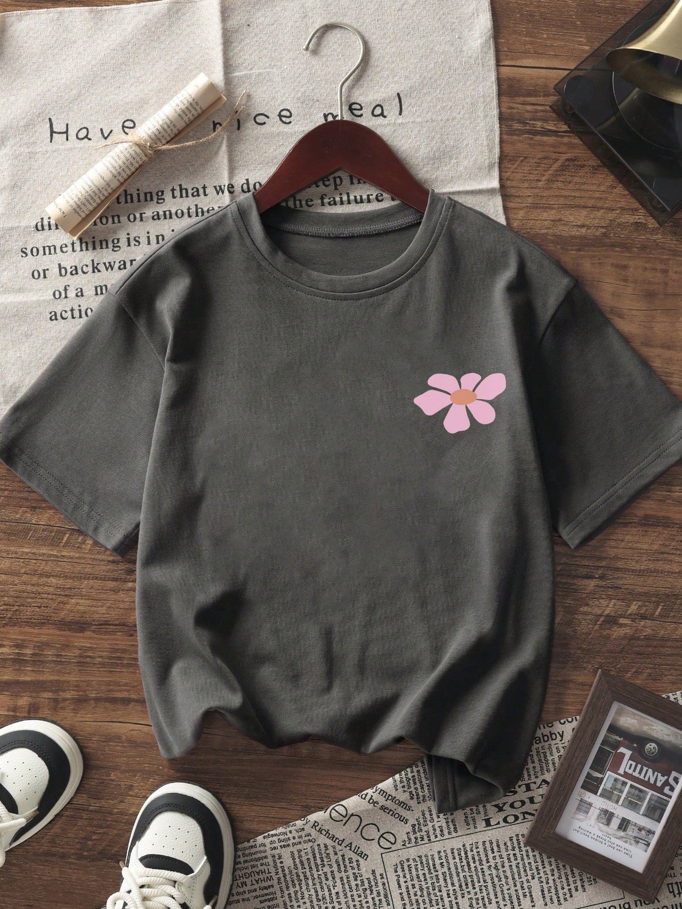 Camiseta de manga corta con estampado floral para niña, top informal de verano para adolescentes, cómoda y a la moda para estudiantes jóvenes.