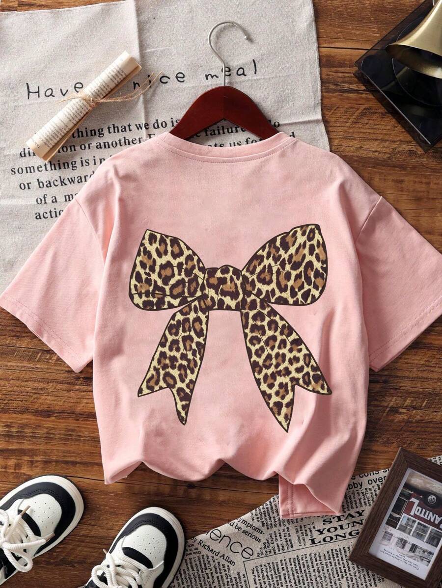 Camiseta de manga corta extragrande con estampado de leopardo y lazo para niña preadolescente, cómoda y moderna para el verano.