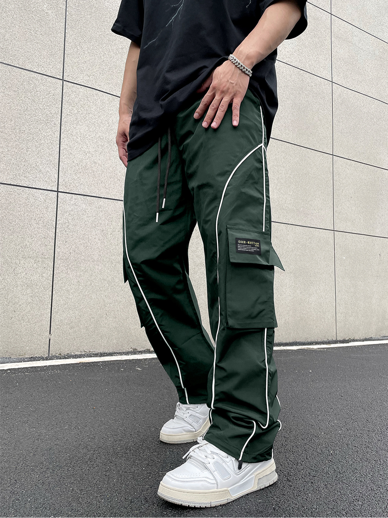 Pantalones cargo TECCULI Manfinity EMRG con parche reflectante para hombre, holgados, largos, negros lisos, para salir, estilo urbano, Hypemode, para la vuelta al cole.