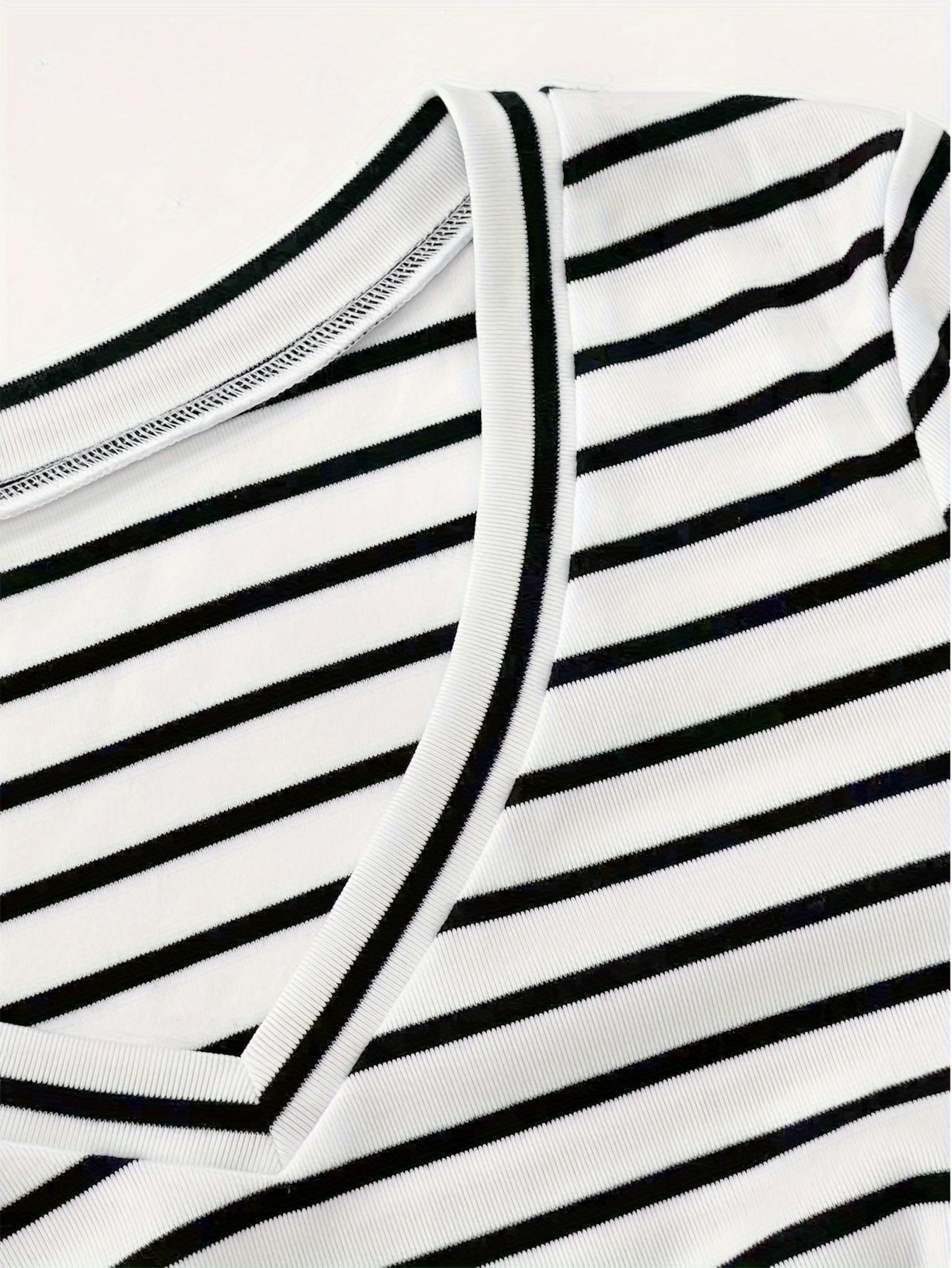 Camiseta con detalle de botones y estampado de rayas francesas de TECCULI