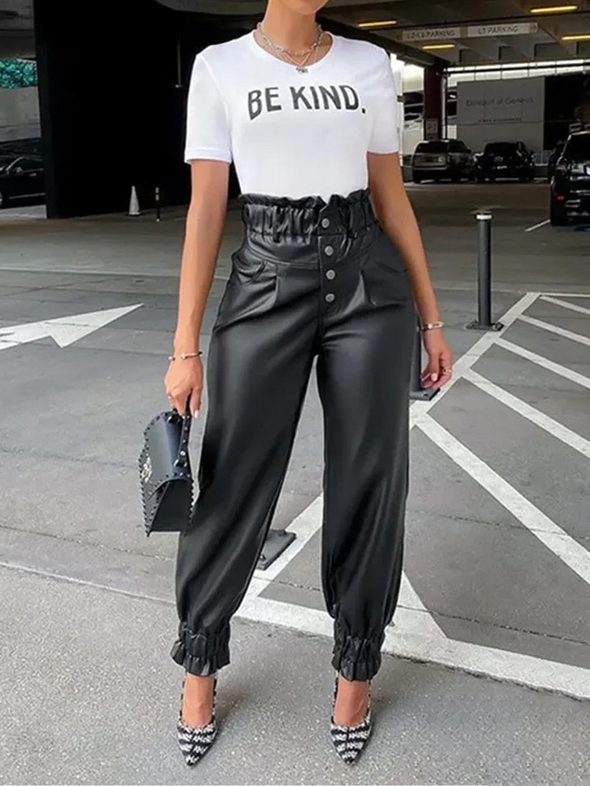 Pantalones deportivos con bolsillos inclinados y cintura paperbag RueChic de TECCULI
