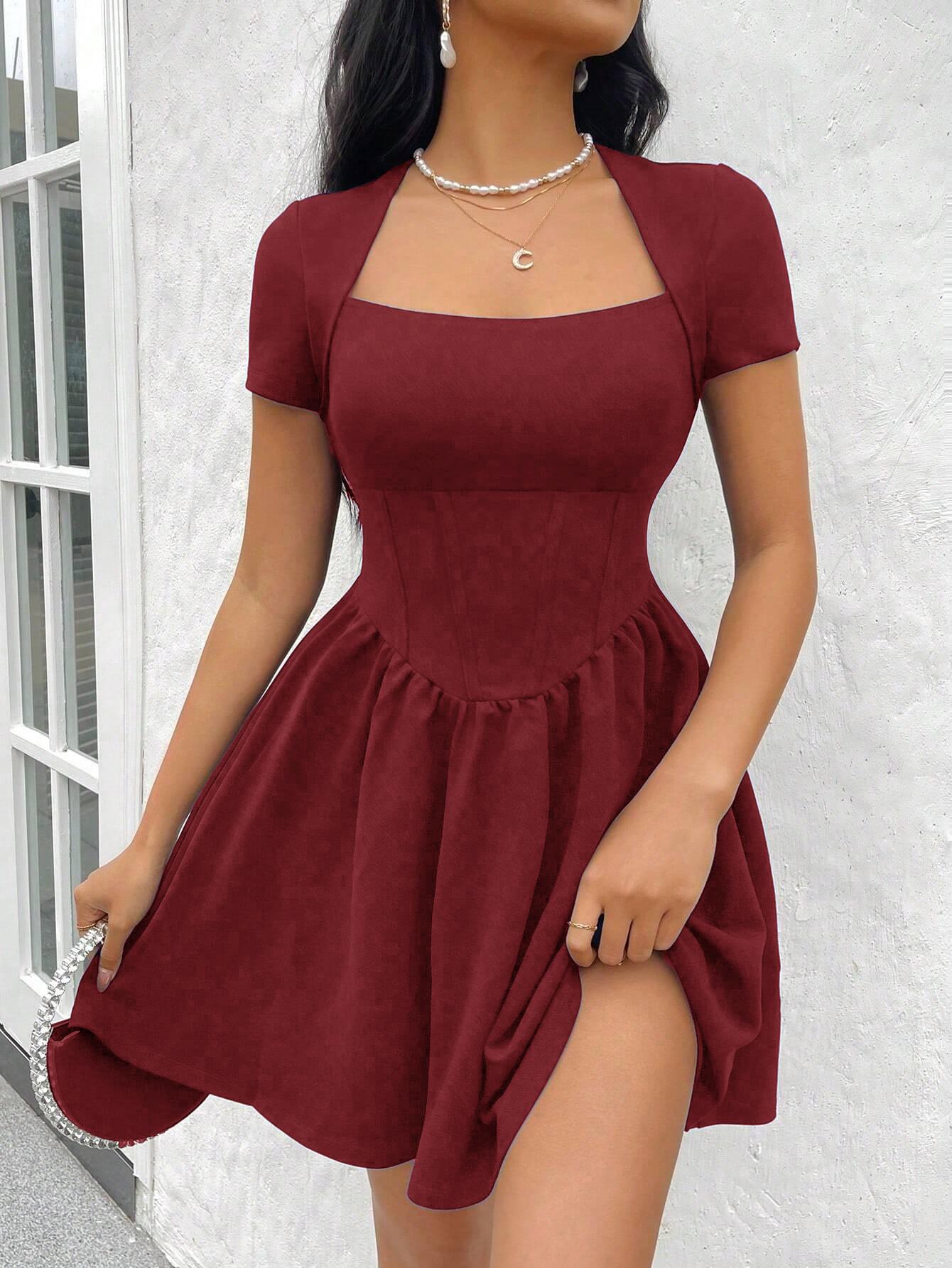 Vestido corto de punto negro TECCULI Privé con diseño triangular, manga corta, escote cuadrado y cintura ceñida, ideal para ir al trabajo.