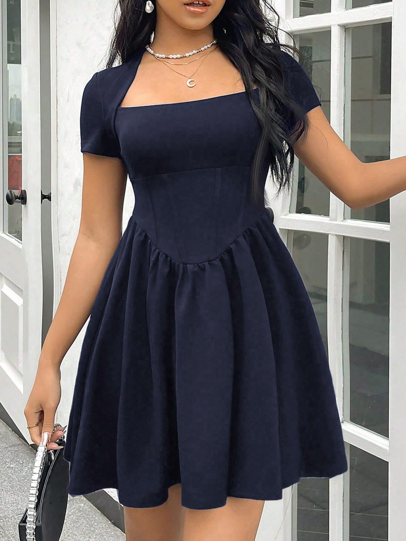 Vestido corto de punto negro TECCULI Privé con diseño triangular, manga corta, escote cuadrado y cintura ceñida, ideal para ir al trabajo.