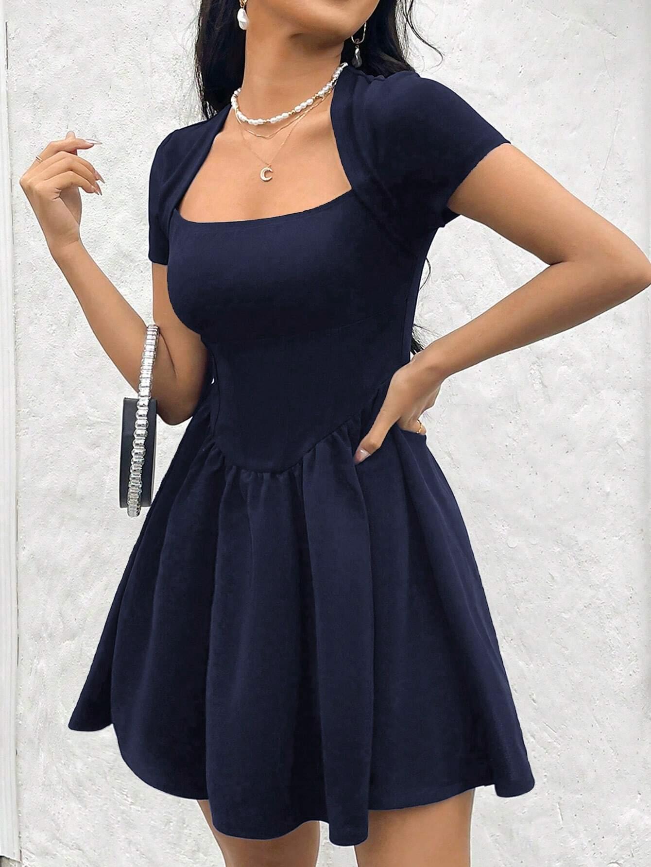 Vestido corto de punto negro TECCULI Privé con diseño triangular, manga corta, escote cuadrado y cintura ceñida, ideal para ir al trabajo.