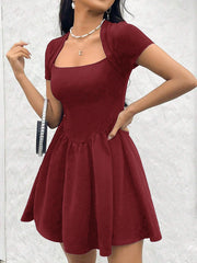 Vestido corto de punto negro TECCULI Privé con diseño triangular, manga corta, escote cuadrado y cintura ceñida, ideal para ir al trabajo.