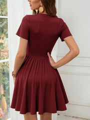 Vestido corto de punto negro TECCULI Privé con diseño triangular, manga corta, escote cuadrado y cintura ceñida, ideal para ir al trabajo.