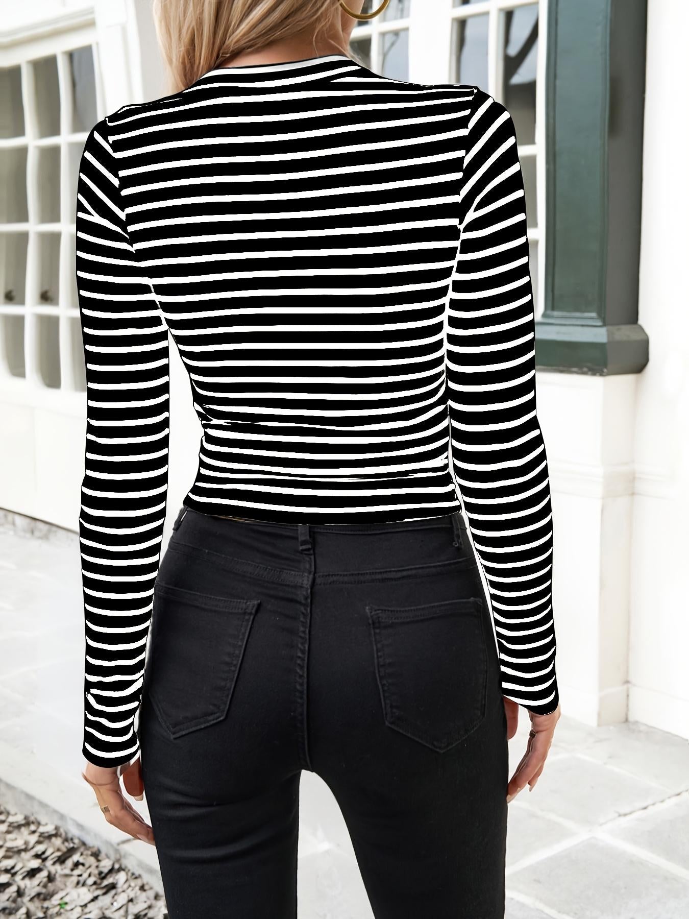 Camiseta con detalle de botones y estampado de rayas francesas de TECCULI